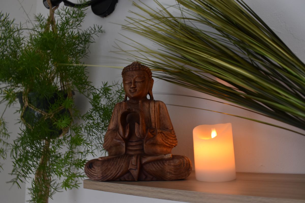 Photographie d'une statue de buddah en bois.