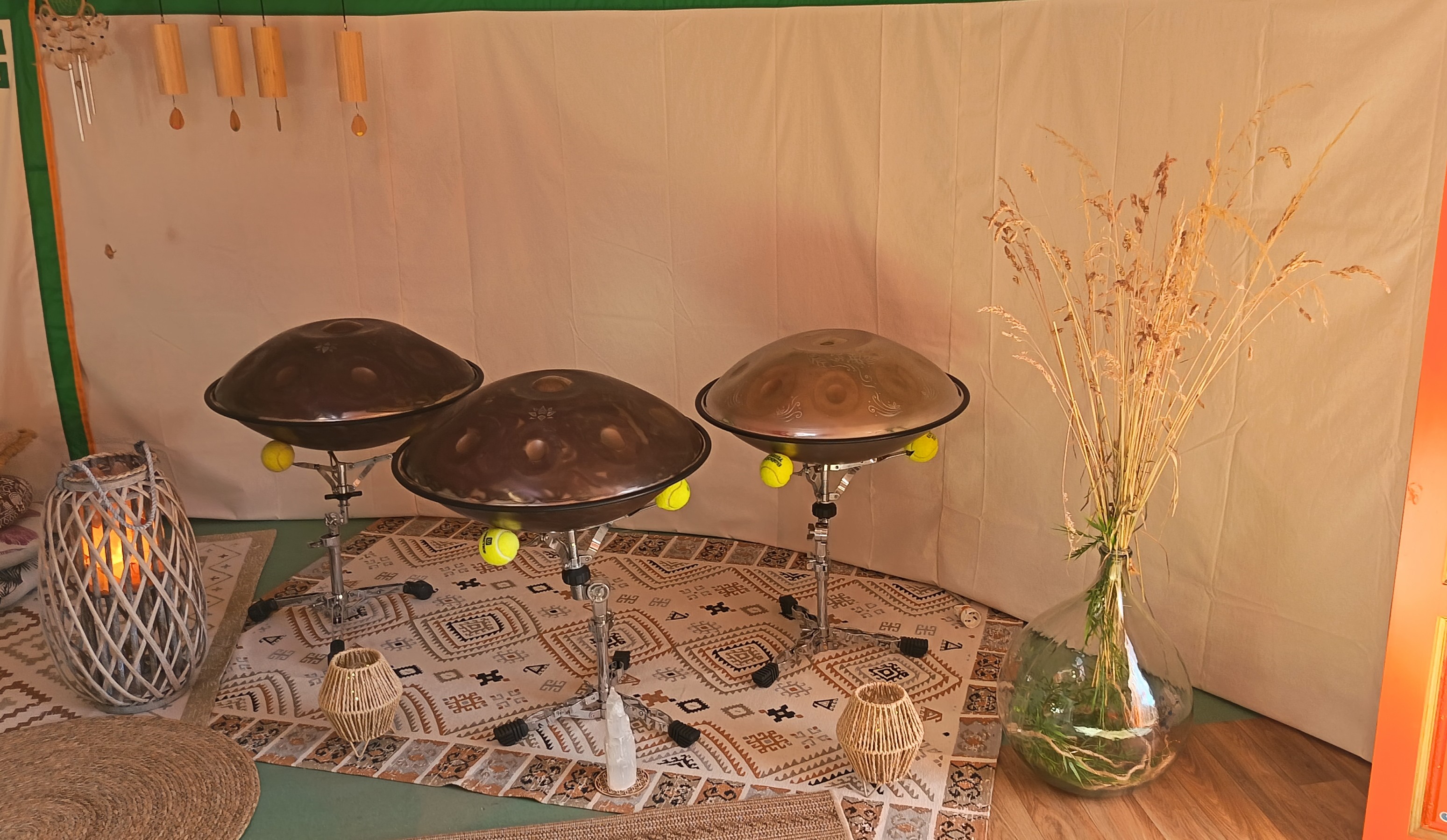 Photographie d'une yourte avec des instruments de musique.