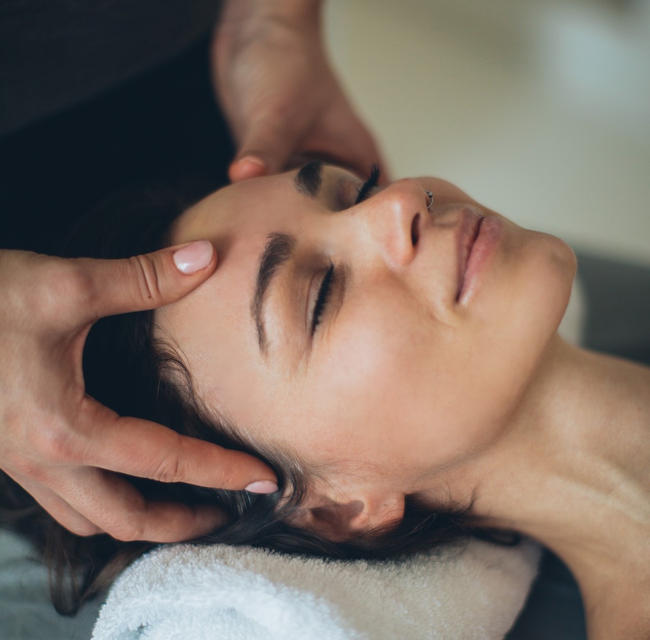 Photographie d'un massage crânien.